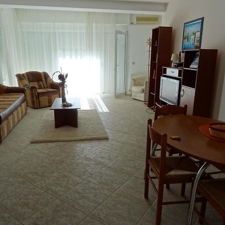 Club Topaz Apartments Neptun Bagian luar foto