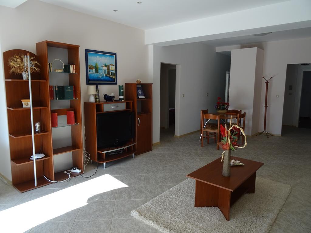 Club Topaz Apartments Neptun Bagian luar foto