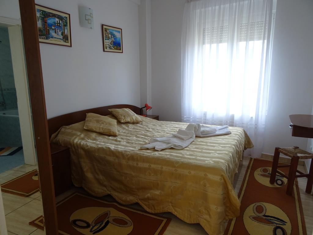 Club Topaz Apartments Neptun Bagian luar foto