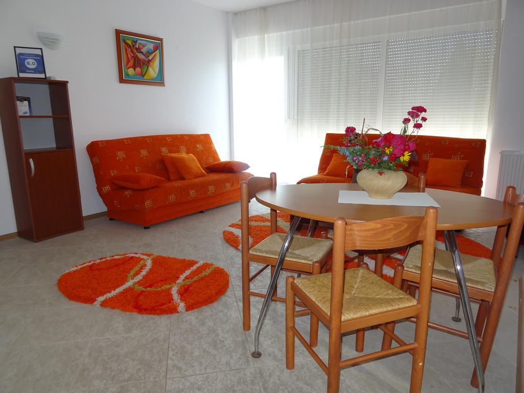 Club Topaz Apartments Neptun Bagian luar foto
