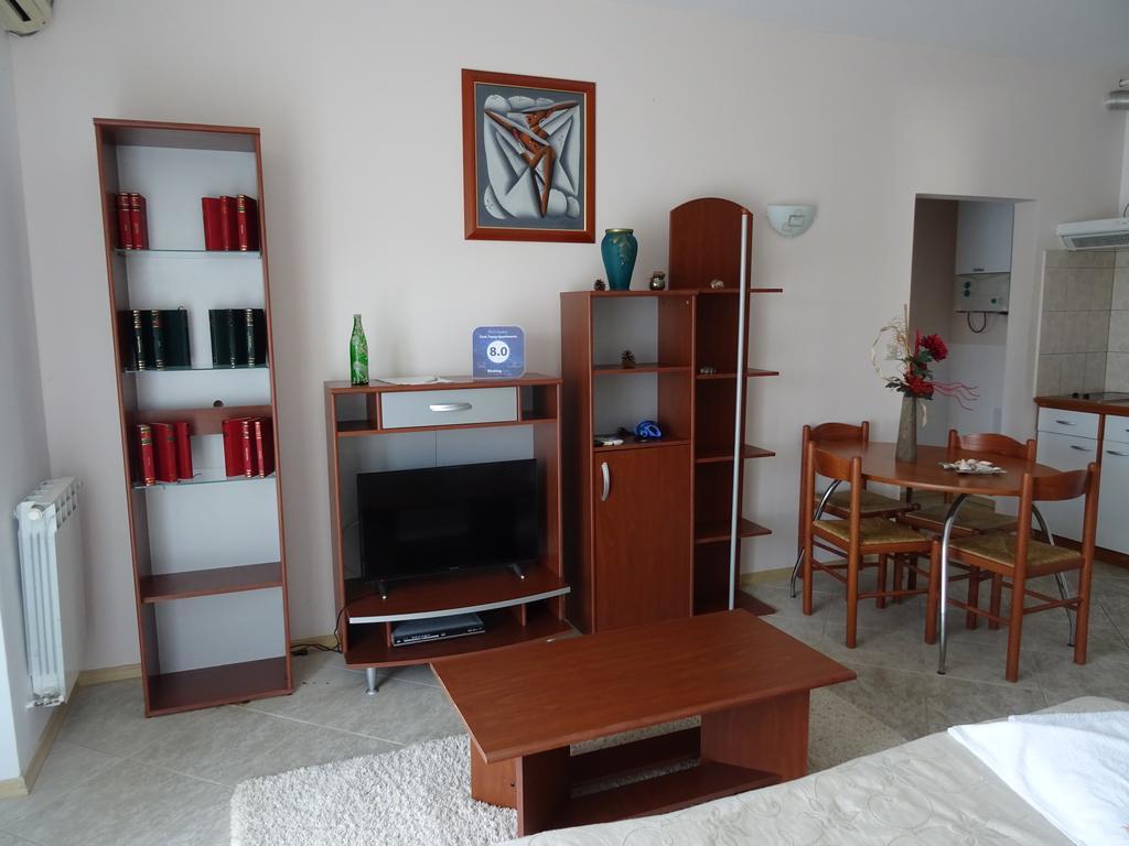 Club Topaz Apartments Neptun Bagian luar foto