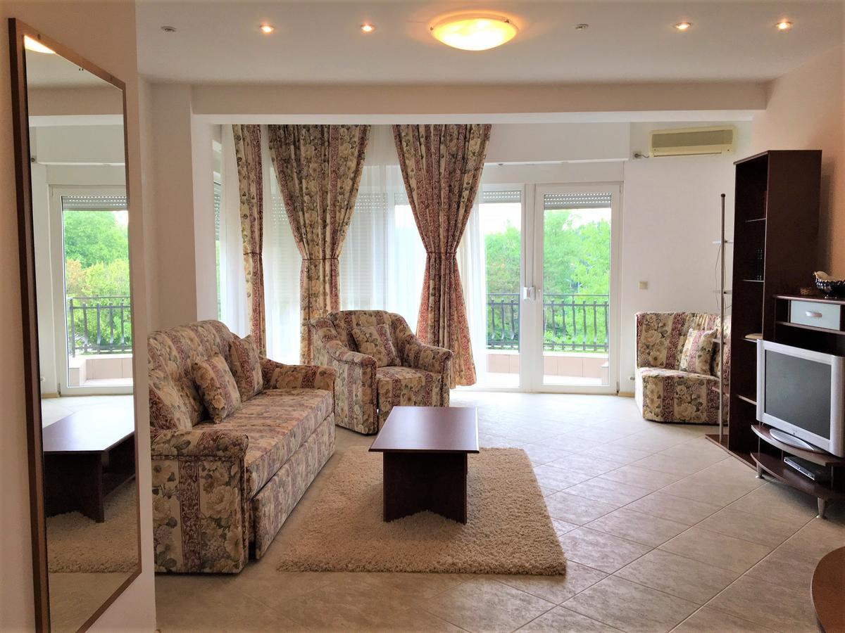 Club Topaz Apartments Neptun Bagian luar foto