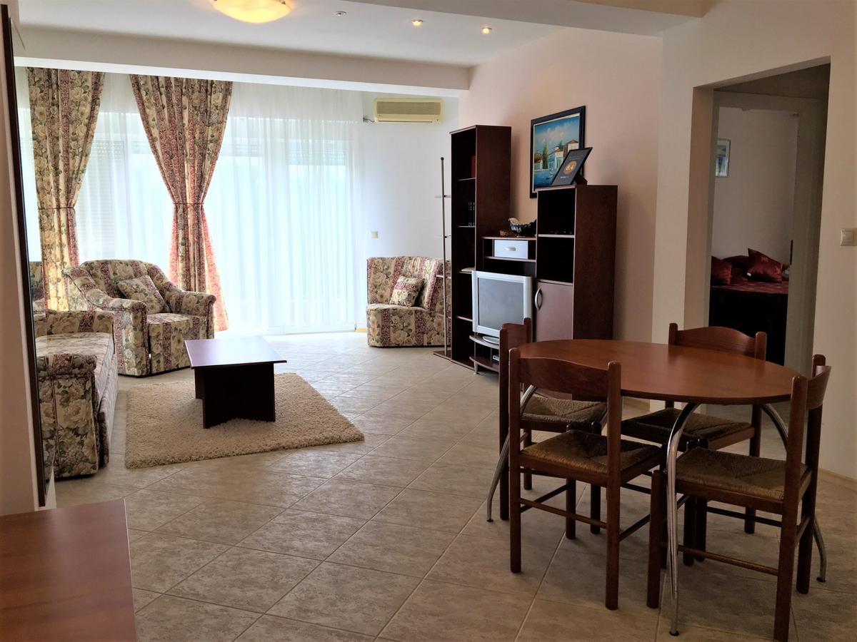Club Topaz Apartments Neptun Bagian luar foto